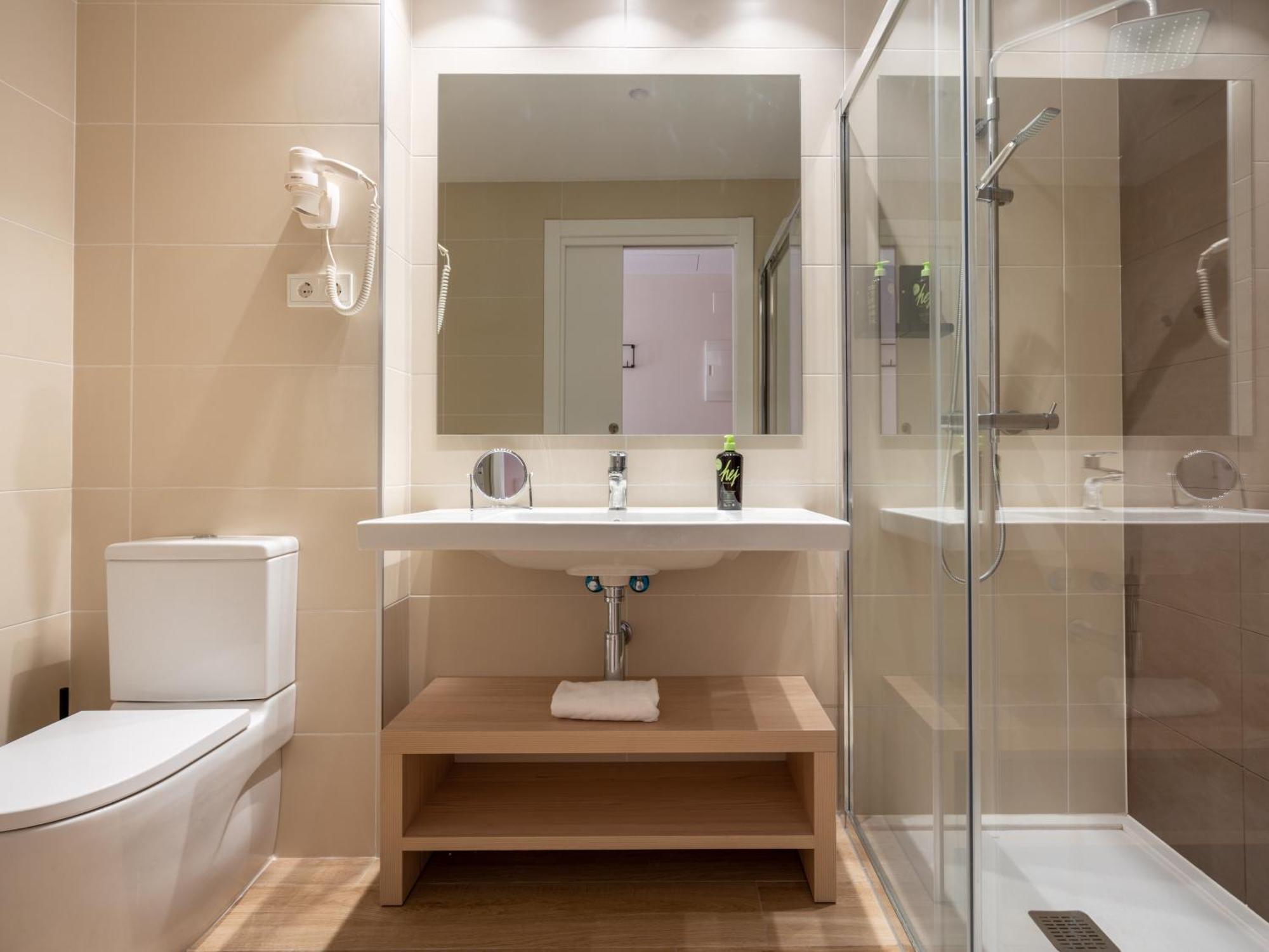 Limehome Barcelona Carrer De Besalu 82 Buitenkant foto